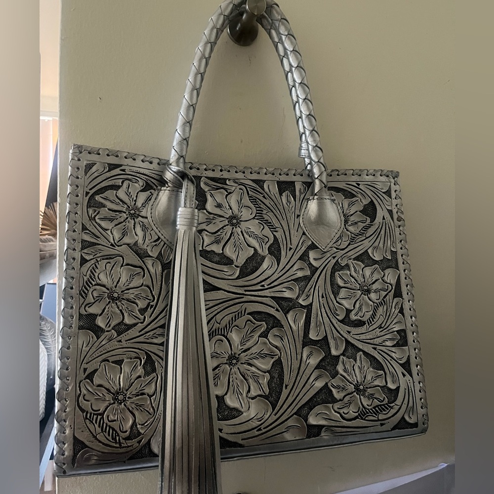 selling my marcos purse in silver 🤠 PERFECT condition and only used twice max.